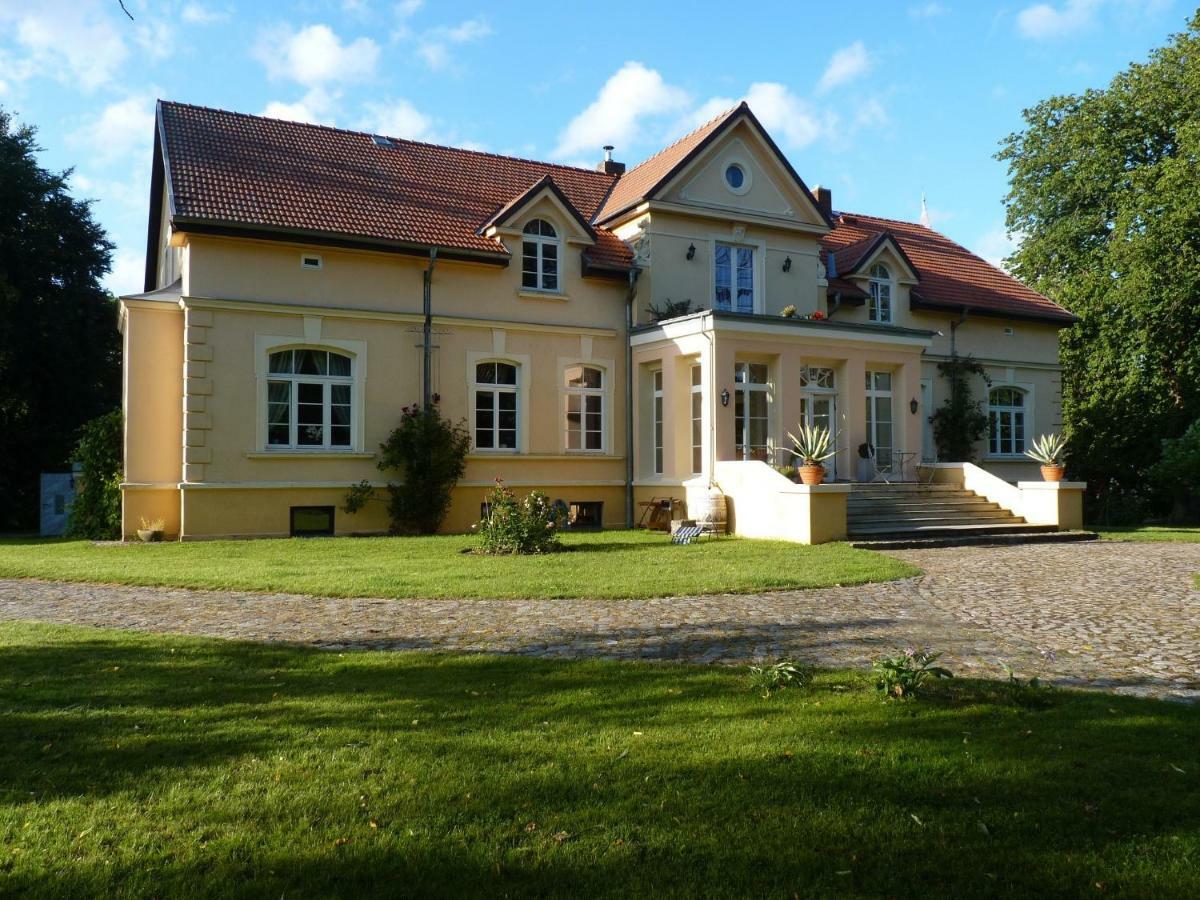 Exklusive Ferienwohnungen im Gutshaus Viezen Bernitt Exterior foto